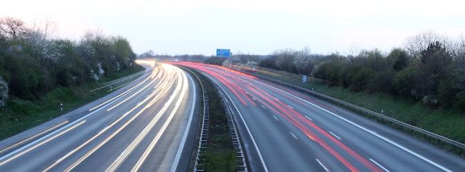 Mittels Lichtschranken misst das Messgerät ESO ES 1.0 die Geschwindigkeit im Straßenverkehr.