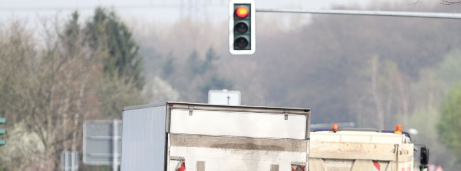 Ein Verkehrszeichen der ein Auto anweist, dass es einen Mindestabstand zu einer Ampel einhalten soll.