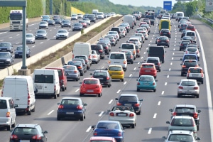 Im Alltag wird der Mindestabstand von Lkw auf der Autobahn häufig nicht eingehalten