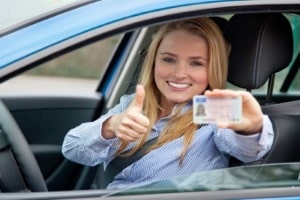 Das Mindestalter für den Führerschein der Klasse B liegt bei 17 Jahren.