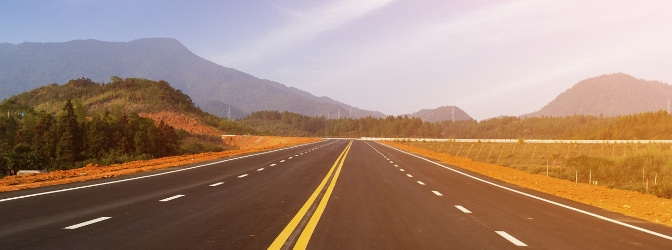 Die Mindestgeschwindigkeit auf der Autobahn wird durch ein Verkehrszeichen angegeben.