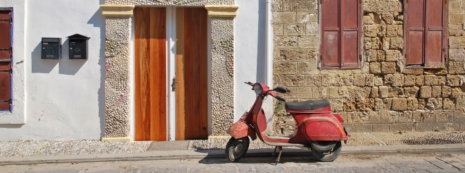 Mit dem Auto oder Roller nach Italien: Über die Verkehrsregeln sollten Sie sich im Vorfeld informieren.