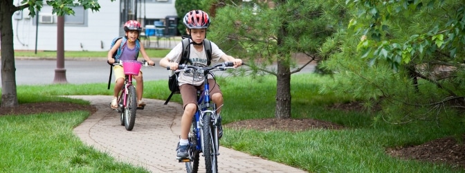 Mit dem Fahrrad zur Schule: Definiert der Gesetzgeber ein Mindestalter?