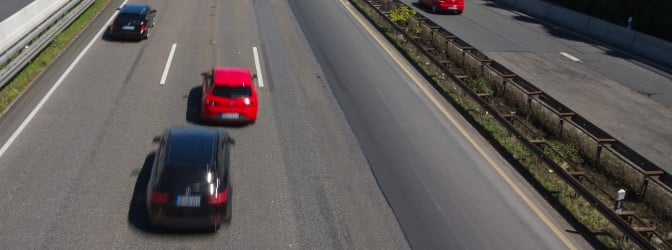 Mittelspurschleicher stellen eine Gefahr für die Verkehrssicherheit dar.