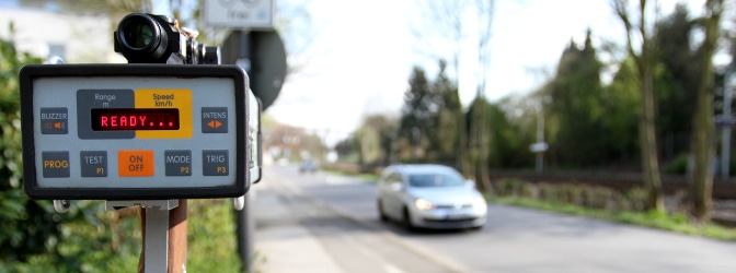 Mobile Blitzer können auf Autobahn, Landstraße oder innerorts eingesetzt werden.