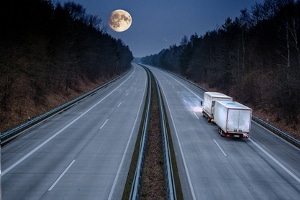 Die Praxis-Stunde beim Mofa-Führerschein findet abseits des viel befahrenen Straßenverkehrs statt