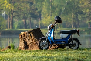 Moped fahren: Mit einem B-Führerschein ist das kein Problem.