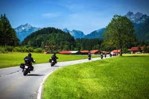 Motorrad im Frühling: Aus der Garagen dunkler Nacht sind sie alle ans Licht gebracht.