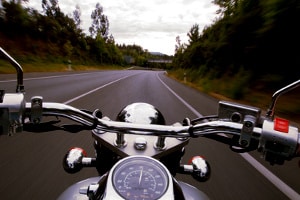 Wenn die Tage kürzer werden, sollten Sie beginnen, Ihr Motorrad winterfertig zu machen.