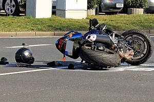 Ob Autounfall oder Motorradunfall: Beim Schmerzensgeld kann die Dauer bis zur Auszahlung lang sein.