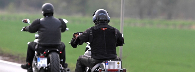 Nicht selten endet ein Motorradunfall ohne Helm tödlich.
