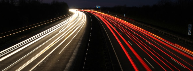 Wann und wo gilt das Nachtfahrverbot für Lkw? Wir klären auf.