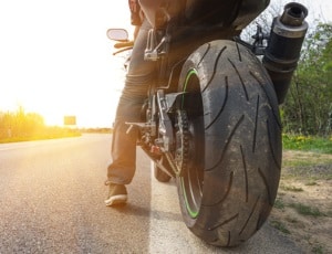 Ein Nachtfahrverbot kann auch für Motorräder auf bestimmten Streckenabschnitten gelten. 