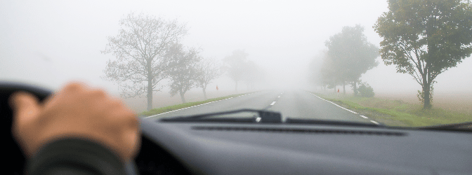 Im Nebel Autofahren: Das sorgt bei manchen Fahrern für eine Stresssituation.