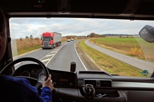 Seit 2015 ist der Notbremsassistent im LKW Pflicht: Vom Abschalten der Aufmerksamkeit sei dennoch abgeraten.