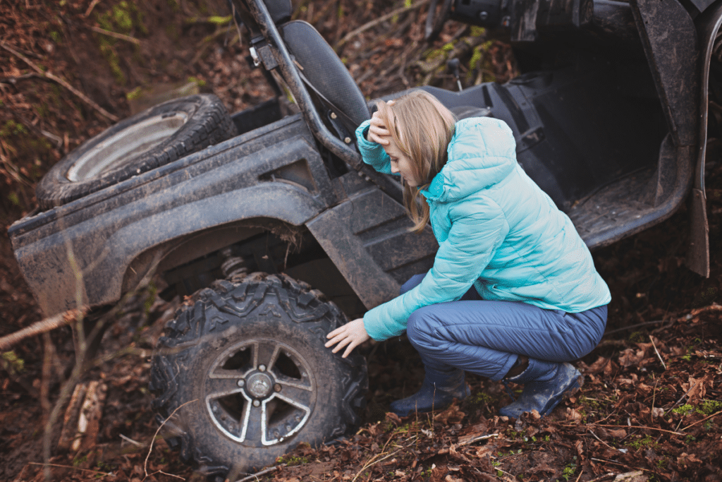 Ein Offroad-Unfall ereignet sich oft, weil Laien die Fahranforderungen im Gelände nicht kennen. 