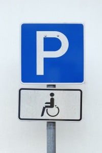Ein blauer Parkausweis erlaubt die Nutzung von Behindertenparkplätzen, ein oranger Parkausweis nicht.