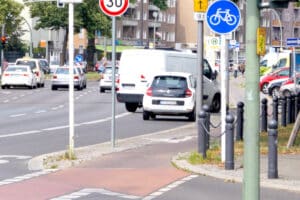 Beim Parken an einer Kreuzung mit Radweg müssen Sie einen Abstand von acht Metern wahren.