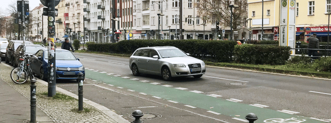 Ist das Parken neben oder auf dem Fahrradstreifen erlaubt?