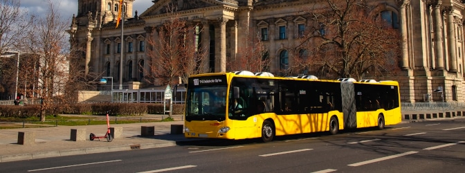 Das Parken am Haltestellenschild ist nur Linienbussen erlaubt.