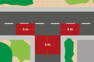 Fünf Meter Abstand gelten auch beim Parken im Kreuzungsbereich einer T-Kreuzung.