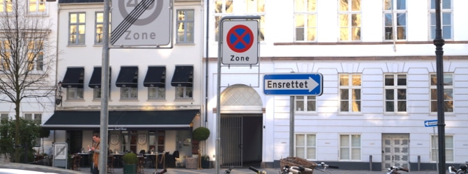 Existieren spezielle Vorschriften zum Parken in einer Einbahnstraße?