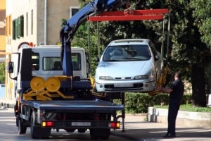 Nach einer gewissen Zeit kann das Parken ohne Parkschein auch zum Abschleppen führen.