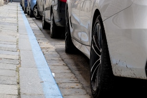 Farbige Markierungen verraten Ihnen, ob das Parken laut Straßenverkehrsordnung in Spanien erlaubt ist.