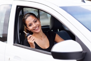 Um den Pkw-Führerschein zu erwerben, müssen Sie eine theoretische sowie eine praktische Prüfung ablegen.