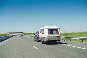 Pkw mit Anhänger: Die zulässige Höchstgeschwindigkeit auf der Autobahn beträgt in der Regel 80 km/h.