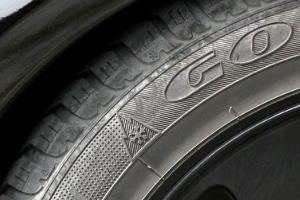 Jeder zugelassene Pkw-Reifen besitzt bestimmte Kennzeichnungen, die Eigenschaften bezeichnen.