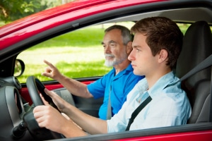 Pflichtstunden für den Führerschein: Es ist keine Anzahl von normalen Fahrstunden vorgeschrieben.