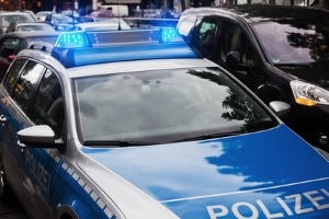 Melden Sie der Polizei zu spät, dass Sie ein Auto angefahren haben. liegt Fahrerflucht vor. Die Strafe wird aber verringert. 