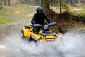 Beim Quad die Helmpflicht befolgen? Ja oder nein? Bei einer Missachtung droht ein Verwarngeld.