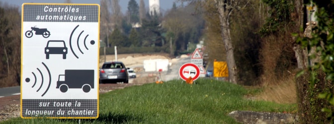 Auf Radar-Blitzer wird in Frankreich zumeist hingewiesen.