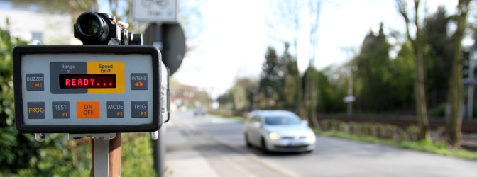 Eine Radarfalle misst die Geschwindigkeit von herannahenden Autos.