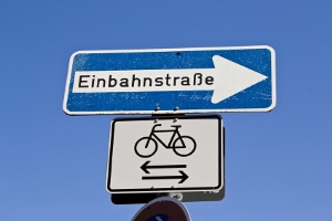 Dürfen Radfahrer die Einbahnstraße in beide Richtungen befahren, müssen sie keine Sanktionen befürchten.