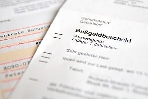 Die Rechtsbehelfsbelehrung im Bußgeldbescheid teilt Ihnen mit, bis wann Einspruch eingelegt werden kann.