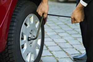 Reifendruckkontrollleuchte: Leichte sie nach dem Reifenwechsel, müssen oft Sensoren kalibriert werden. 