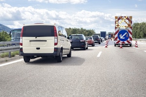 Beim Reißverschlussverfahren müssen Sie die Spur bis zum Ende befahren.