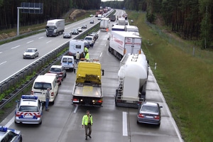 Bei einem Stau ist es äußerst wichtig, eine Rettungsgasse auf der Autobahn zu bilden.