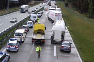 Bilden einer Rettungsgasse: Bei unfallbedingtem Stau ist dieser Schritt unerlässlich.