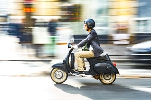 Fürs Roller fahren in Griechenland gilt die Helmpflicht.