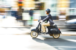 Ein Roller ohne Versicherungskennzeichen darf im Straßenverkehr nicht geführt werden.