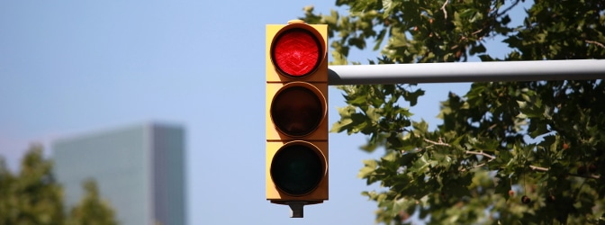 Rote Ampel überfahren und 2 Mal geblitzt worden? Ob immer ein Rotlichtverstoß vorliegt, erfahren Sie im Folgenden.