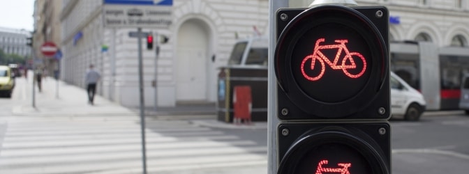 Über eine rote Ampel mit dem Fahrrad zu fahren, ist ordnungswidrig.