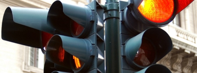 Rote Ampel überfahren und geblitzt: Einspruch gegen den Bußgeldbescheid können Sie auch in diesem Fall einlegen.