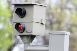 Rote Ampel überfahren: Wer geblitzt wird, weil er die Haltelinie überfährt, kann Glück haben, wenn er noch rechtzeitig zum Stehen kommt.