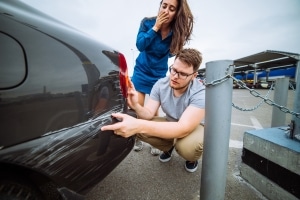 Sind Sie Opfer einer Sachbeschädigung mit Fahrerflucht geworden, ist es versicherungstechnisch oft erforderlich, eine Anzeige aufzugeben.