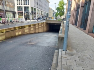 Sachsen: In der Garagenverordnung sind bestimmte Maße und Abstände für Zufahrten definiert.